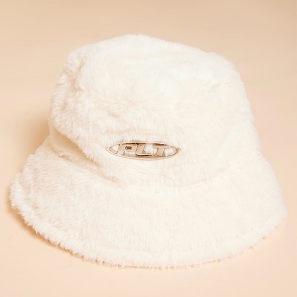PRETTYLITTLETHING White Fluffy Bucket Hat *NEW* - Picture 2 of 4